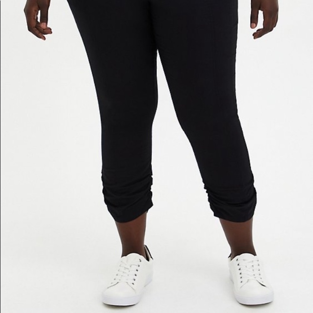 Torrid 🖤 Black Stretch Poplin Ruched Crop Pant 🖤 Size 10